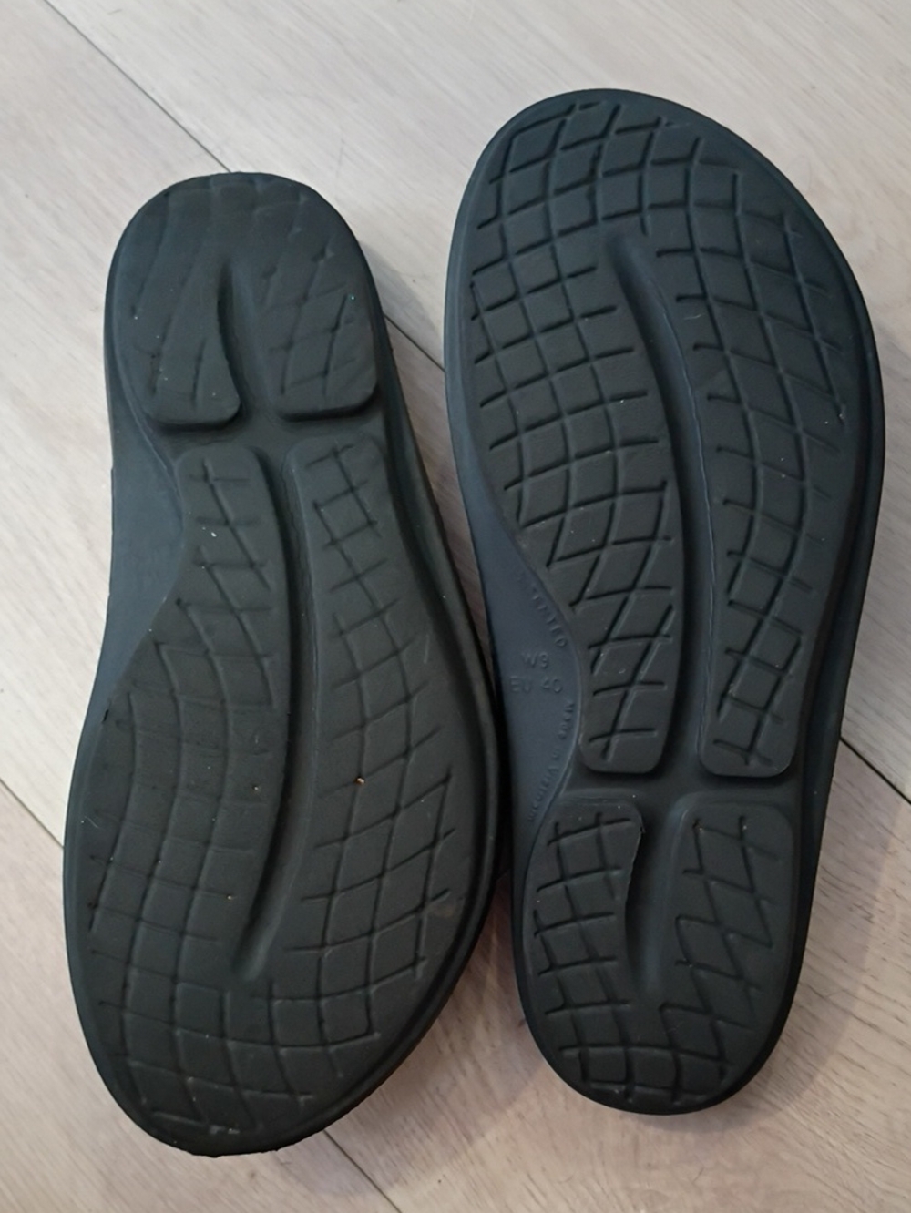 Women's Oofos Oolala Thong Sandals Ltd Green/Black Camo W9 EU40 - Picture 5 of 7